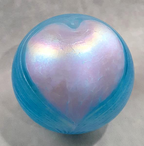 #01102625 Med Float pink heart on turquoise design iridised  5.25'' $80.00